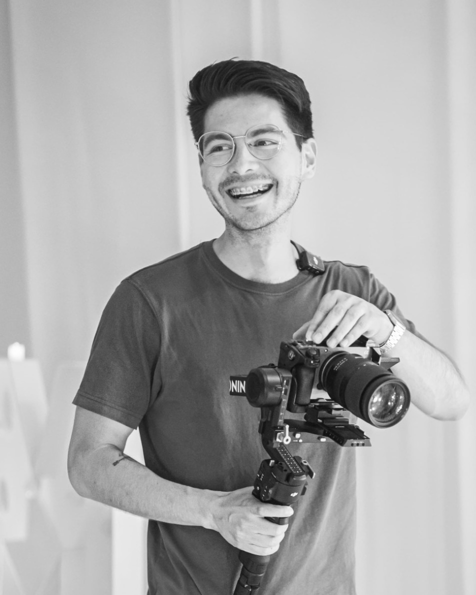Javier Cazarez grabando una boda con cámara y estabilizador